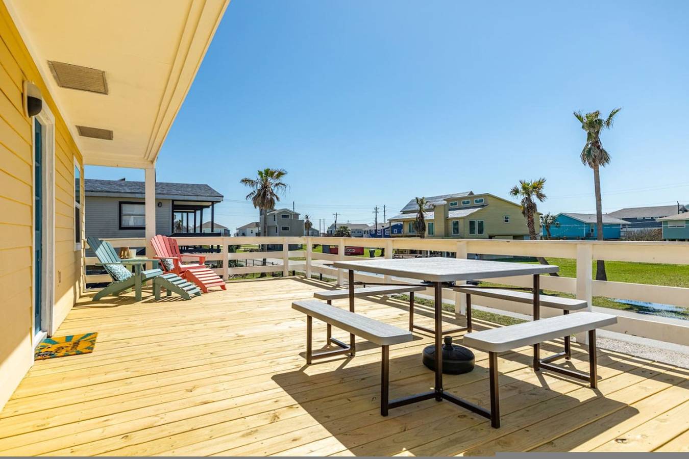 Sunny Daze Walk to Beach, 2 Decks, Pet Friendly! in Galveston Island, Galveston