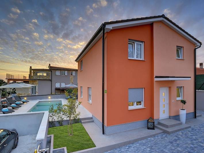 Villa in Pula mit Schwimmbecken in Sisan, Südküste Istrien