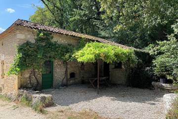 Gîte pour 4 personnes, avec piscine ainsi que terrasse et jardin à Monsac