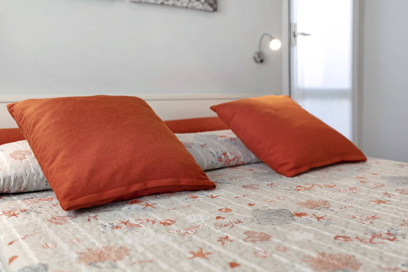 Appartamento intero, 'Victoria Apartments Mediterraneo' con balcone, A/C & Wi-Fi in Diano Marina, Comune di Diano Marina