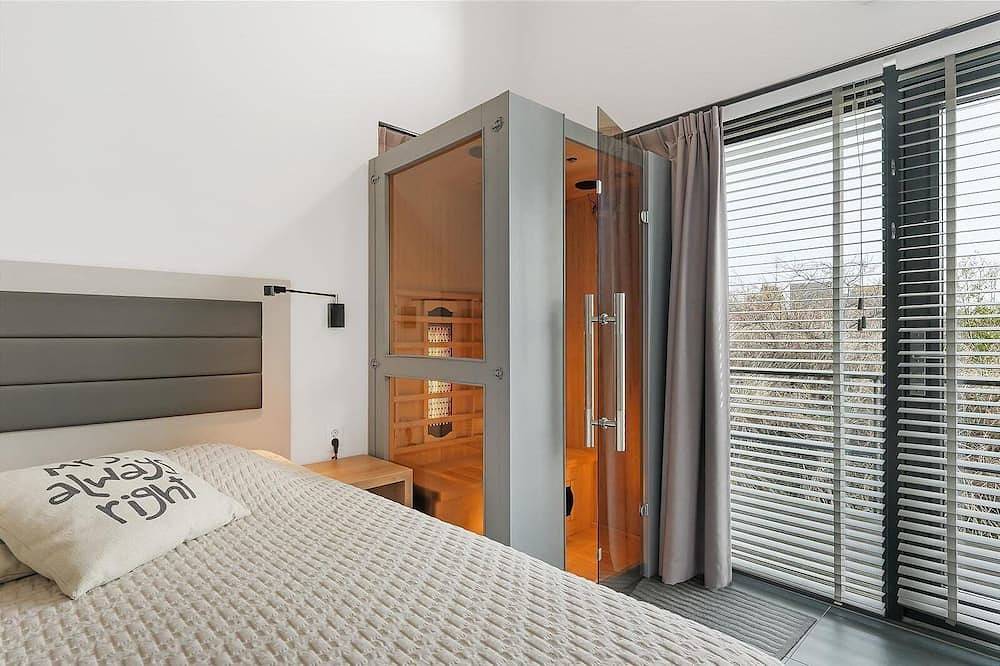 Die Terrassen einer 4-Personen-Villa Super Vip liegen direkt am Wasser und verfügen über einen eigenen Badesteg, Jacuzzi u. Infrarot sauna. in Ouddorp, Goeree-Overflakkee