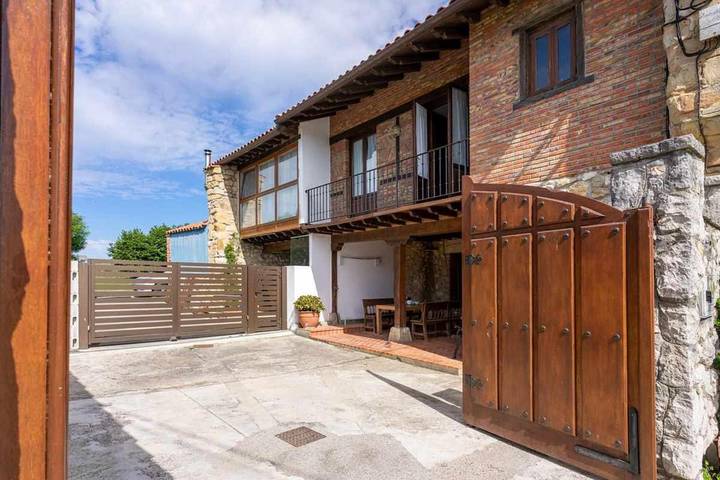 Casa rural para 12 personas, con vistas además de jardín y terraza en Comarca de Santander - 2