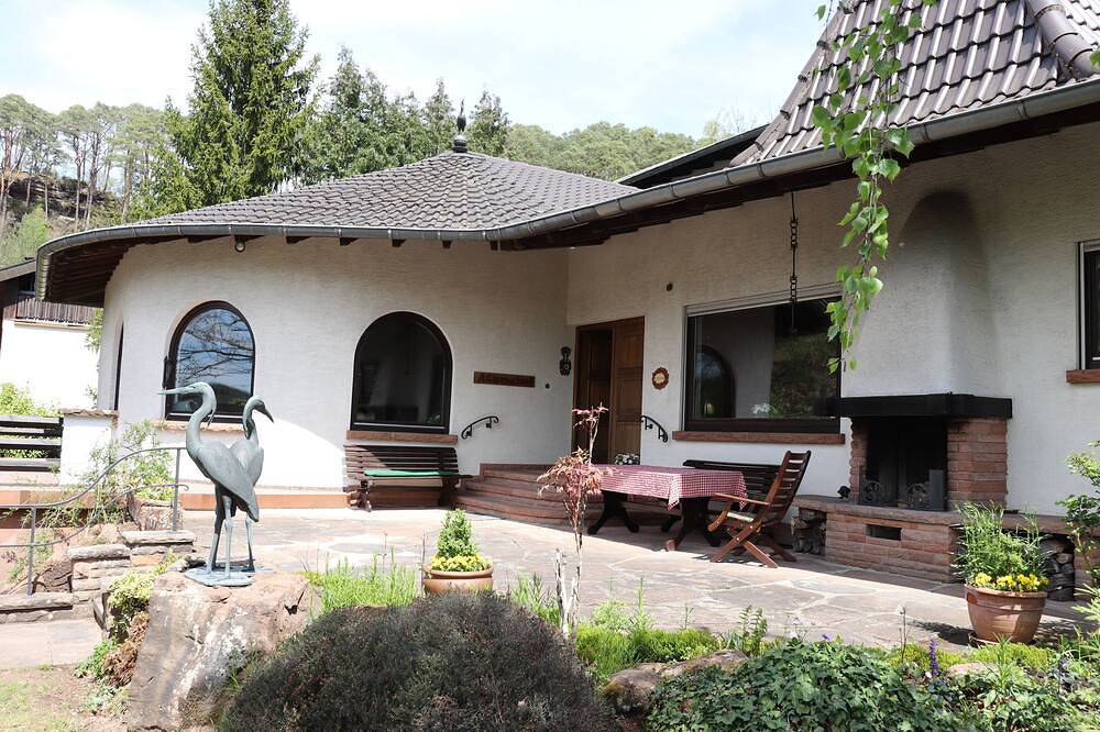 Forsthaus Zerbe / Espenschied, neu renoviert mit großzügigem Garten in Dahn, Pfalz