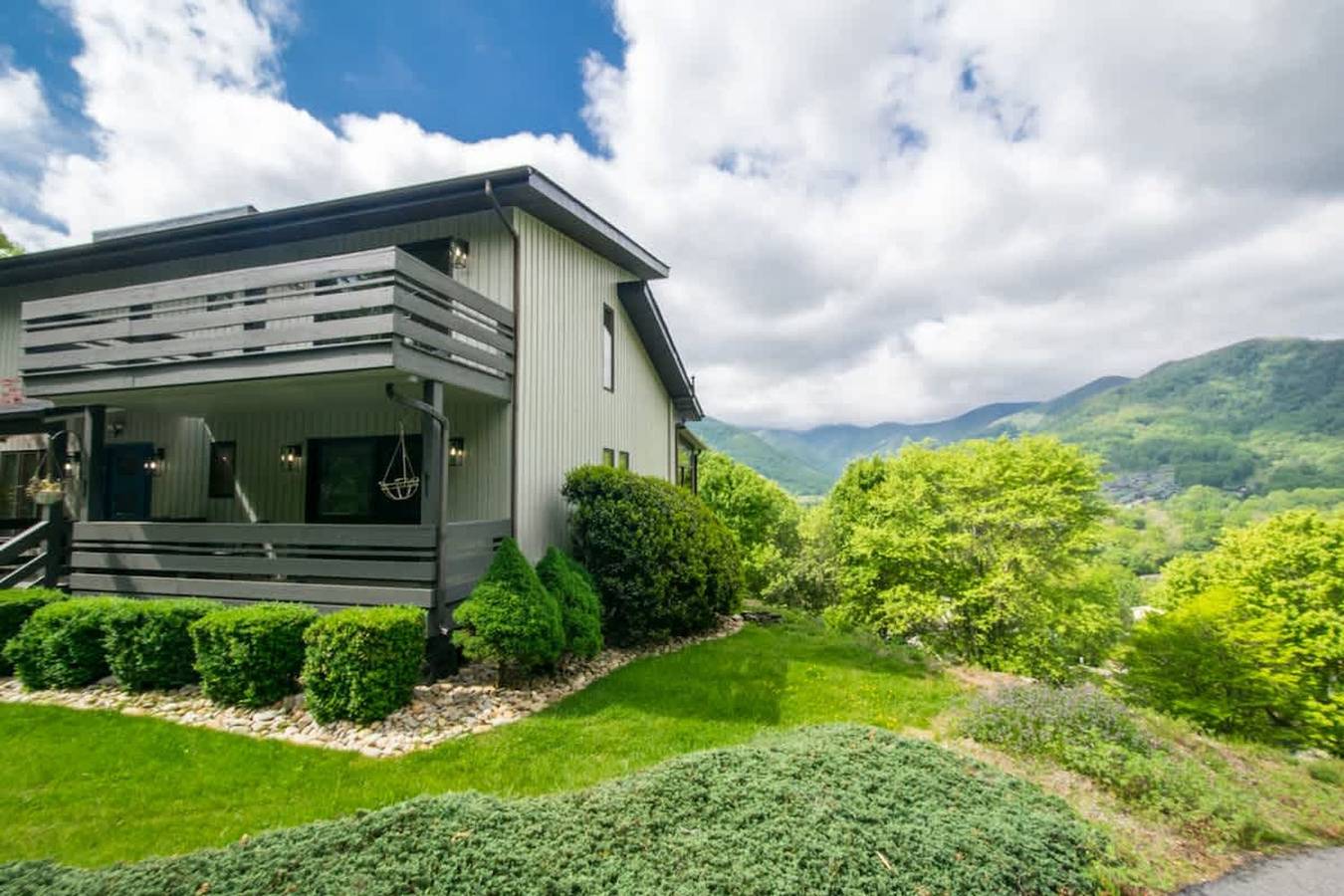 Mountain View 3Br w  Sunroom   Close  to Ski Trails in Blue Ridge Parkway, Maggie Valley
