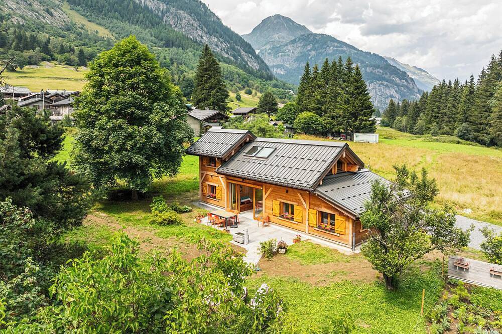 New \"Chalet des Plans\" Mountain view! At the foot of the slopes, terrace, garden. in Vallorcine, Massif du Mont-Blanc