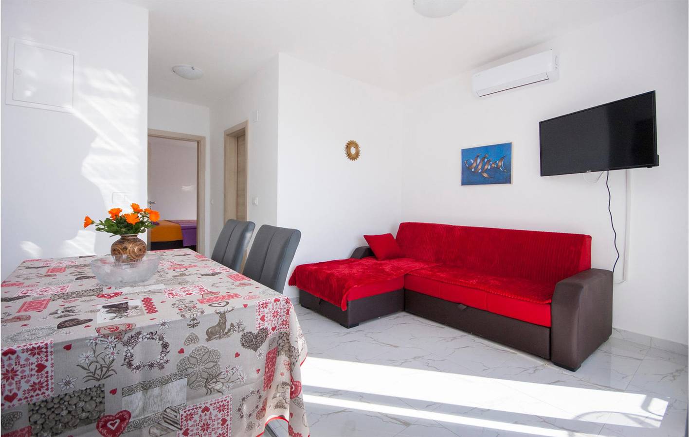 Appartamento intero, Accogliente appartamento con terrazza e Wi-Fi, a 1 km dalla spiaggia! in Razanj, Šibenik-Knin
