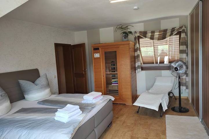 Ganze Wohnung, Ferienwohnung am Zweitälerweg - Moderne Ferienwohnung mit Whirlpoolbadewanne in Weiskirchen, Saar-Nahe-Bergland