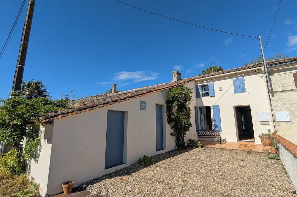 Casa rural en Quiet Hilltop Hamlet - Un área de viñedos con impresionantes vistas in Saint-Fort-sur-Gironde, Región de Jonzac
