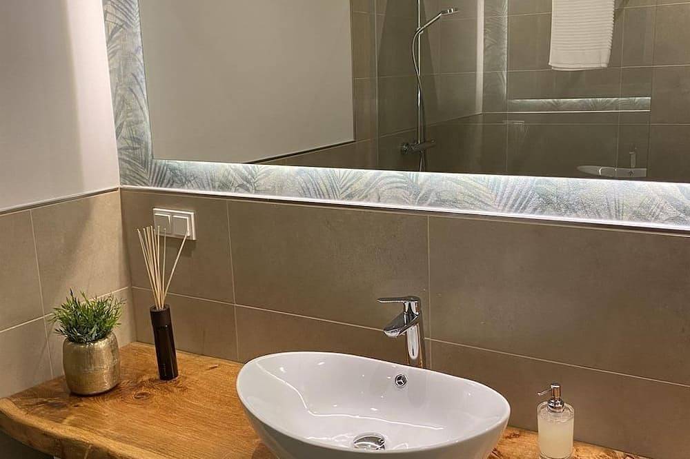 Apartamento entero, Studio with terrace incl. use of wellness garden - Bauernhaus Loth - exclusive in Losheim am See, Saar-Nahe-Bergland