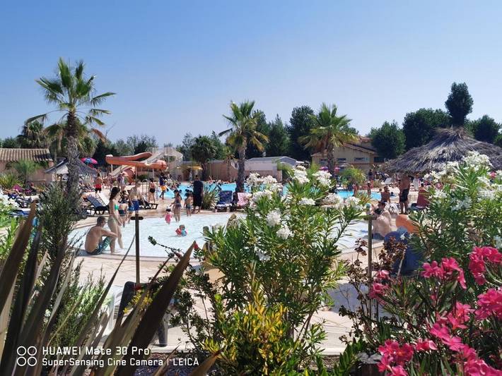 Camping pour 6 personnes, avec Jacuzzi et Terrasse ainsi que Jardin et Bassin pour enfant