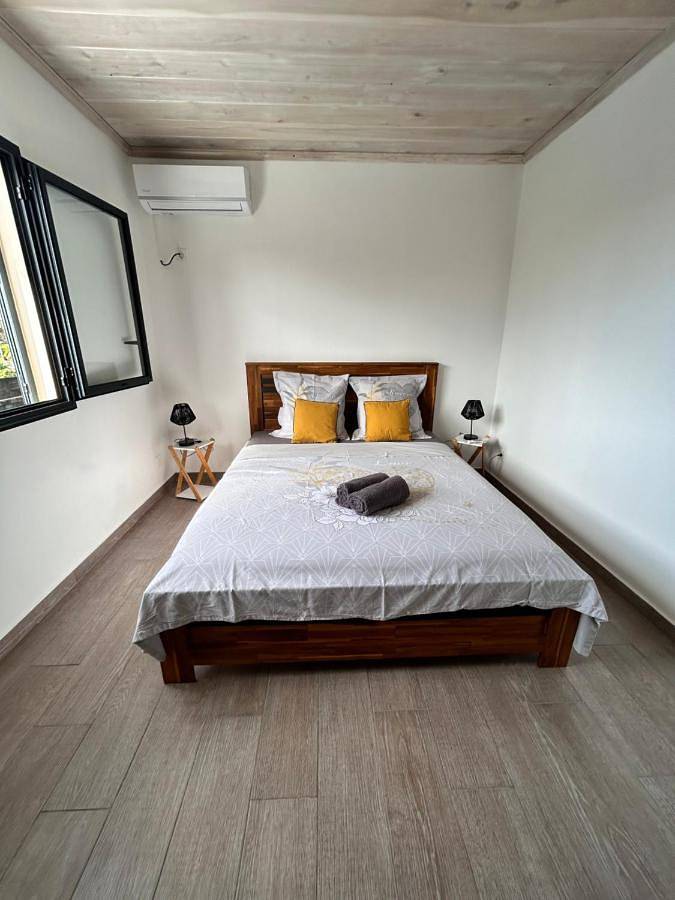 Gîte pour 2 personnes, avec terrasse et piscine ainsi que vue et jardin à Bras-Panon - 4