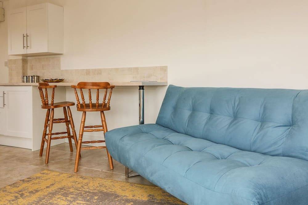 The Stables, pet friendly, with hot tub in Crowcombe in Crowcombe, Somerset
