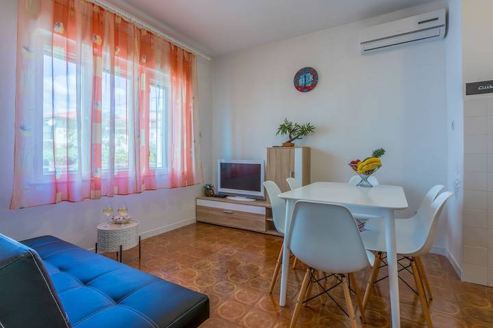 Ganze Wohnung, Komfortables Apartment nur 430 Meter zum Strand mit Meerblick, Balkon, Terrasse, Grillbereich in Plaža Bribirska obala, Novi Vinodolski