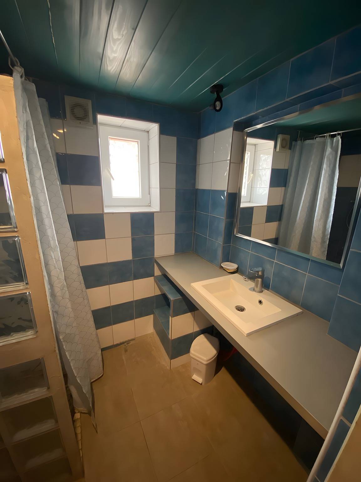 Appartement entier, Appartement « Charmant cocon pour 2 au cœur de Lodève » avec vue montagne, piscine partagée et Wi-Fi in Lodève, Région de Lodève