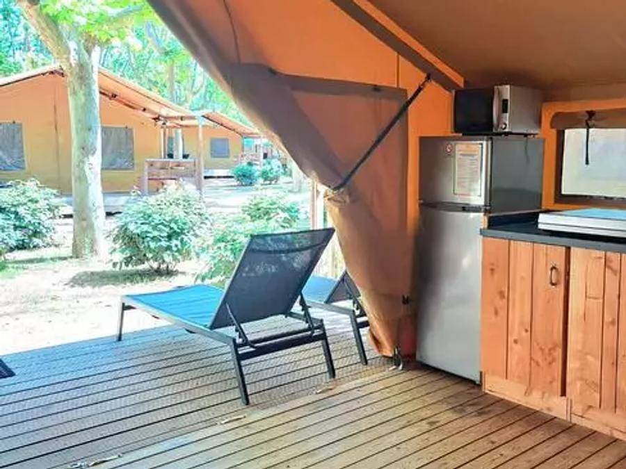 Camping Village Lago Maggiore - Tienda de lona y madera 5 personas - Tienda Eco Lodge | 2 Dormitorios | 4/5 Pers | Sin baño in Dormelletto, Lago Maggiore (Piemonte)