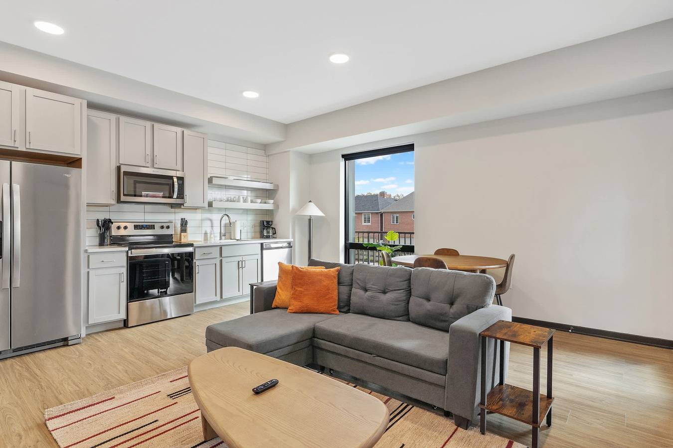 Entire apartment, Cozysuites Mass w parking lounge roof deck 32 in Indianapolis, Indiana