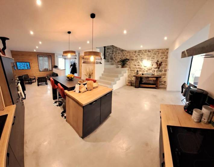 Location de vacances pour 7 personnes, avec terrasse ainsi que vue et jardin à Saugues - 4