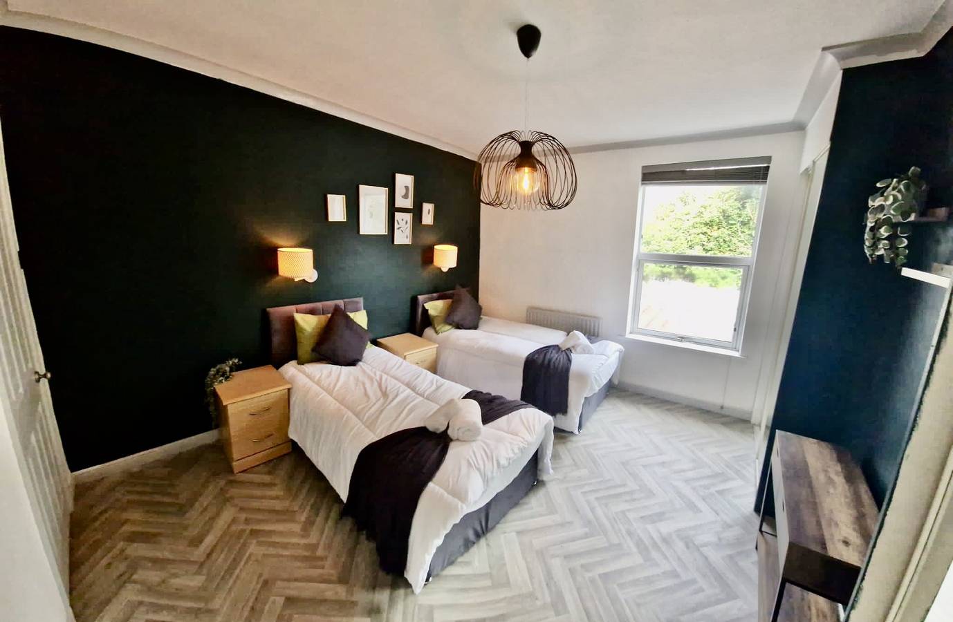 4 Bed House - Sleeps 8 - Garden - Parking - Wifi in Sandwell, Birmingham Area