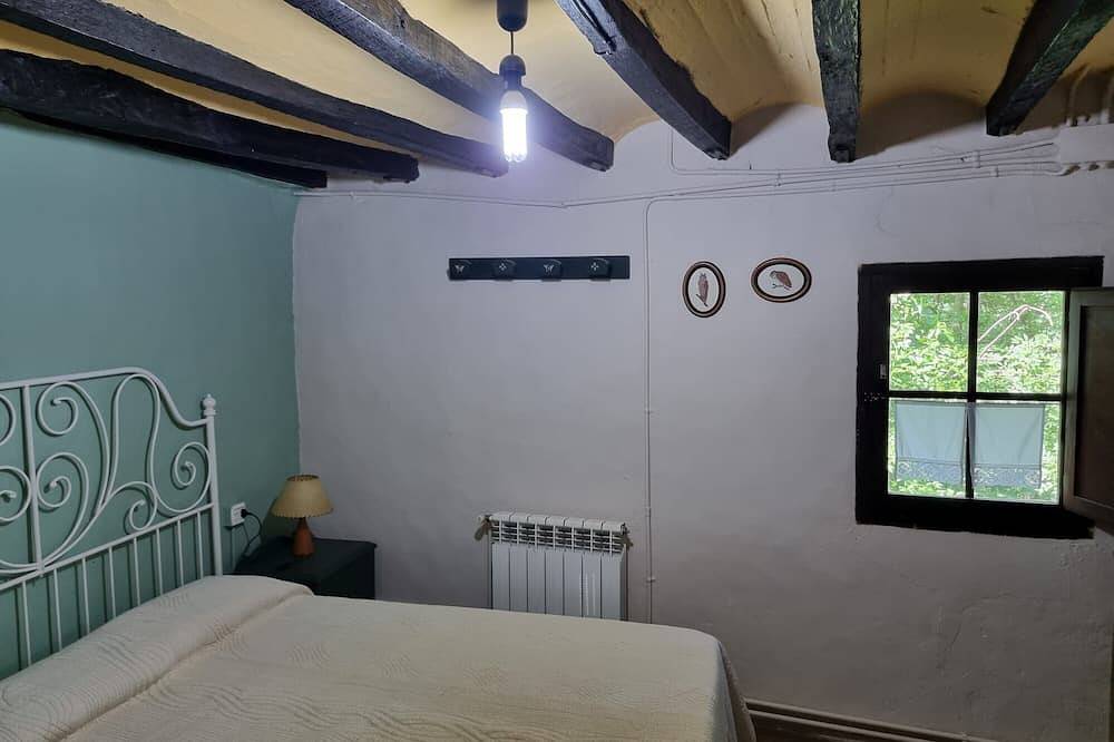 Casa rural Cargol de Mas Violella, parque natural, acceso directo jardín, piscina y wifi in San Juan les Fonts, Parc Natural de Zona Volcànica de la Garrotxa