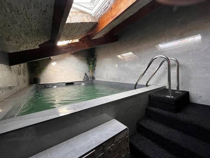 Location de vacances pour 2 personnes, avec Jacuzzi et Terrasse ainsi que Piscine et Sauna à Floreffe