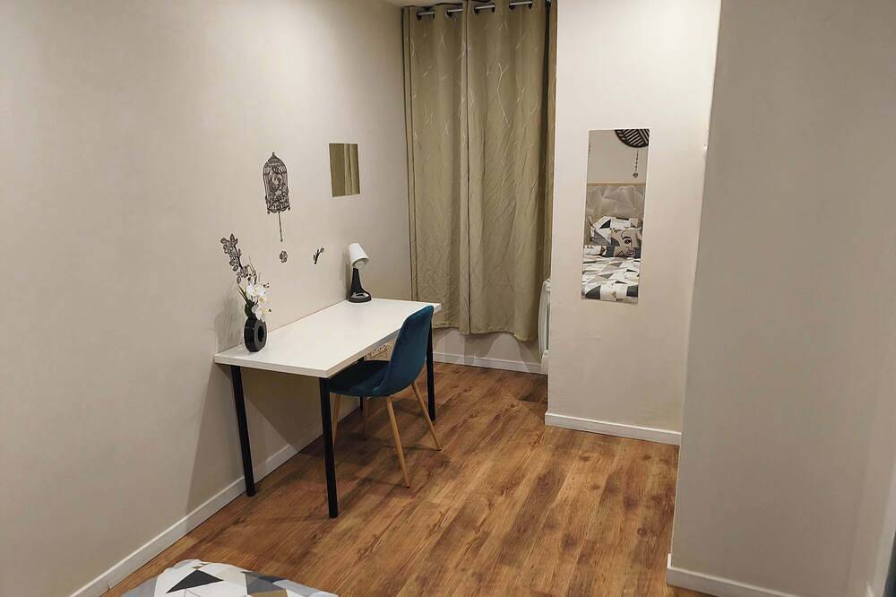 Ganze Wohnung, Convenient Downtown Apartment with Parking in Charleville-Mézières, Ardennen