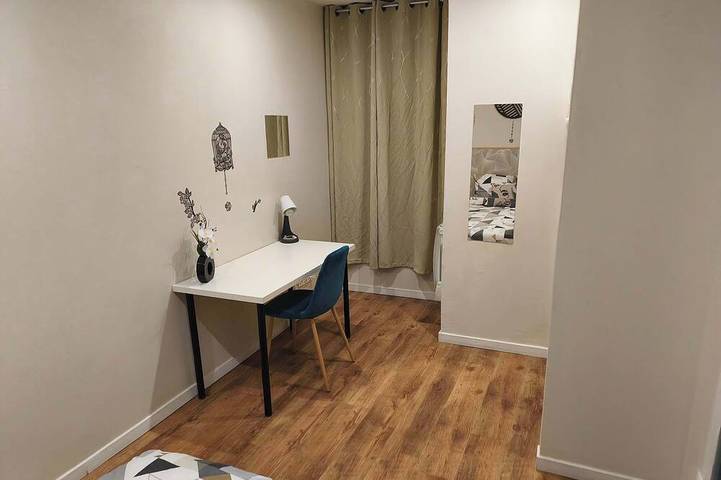 Ganze Wohnung, Ground-Floor Apt for 2 · Free Private Parking in Charleville-Mézières, Ardennen