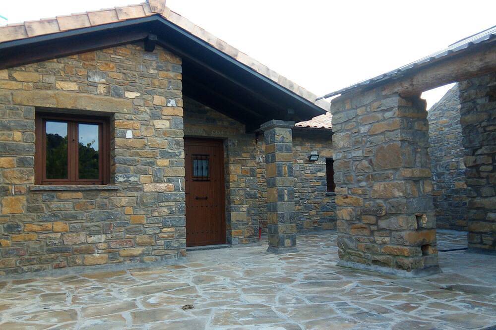 Entire apartment, Banastónera in Aínsa, Spanish Pyrenees
