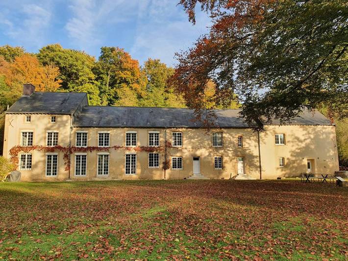 Appart’hôtel pour 2 personnes, avec Jacuzzi et Terrasse ainsi que Jardin et Vue dans Autrecourt-et-Pourron