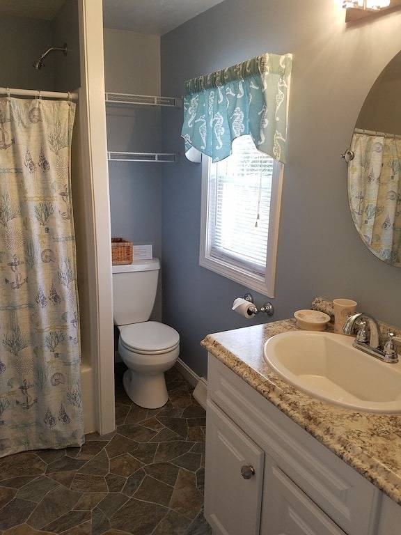 Entzückender Cottage-Spaziergang über die Straße zum ersten Strand, Mindestaufenthalt im Winter 9 Monate in Middletown, Newport County