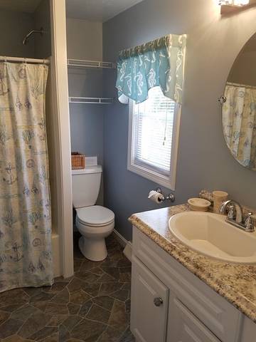 Cabin for 6 Guests in Newport East, Rhode Island, Picture 1