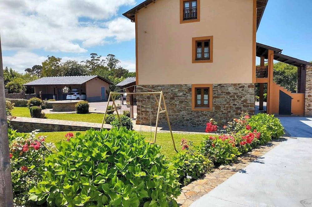 Apartamento entero, Apartamento 7:Porche con vistas a piscina y jardín in Tapia de Casariego, Costa Verde