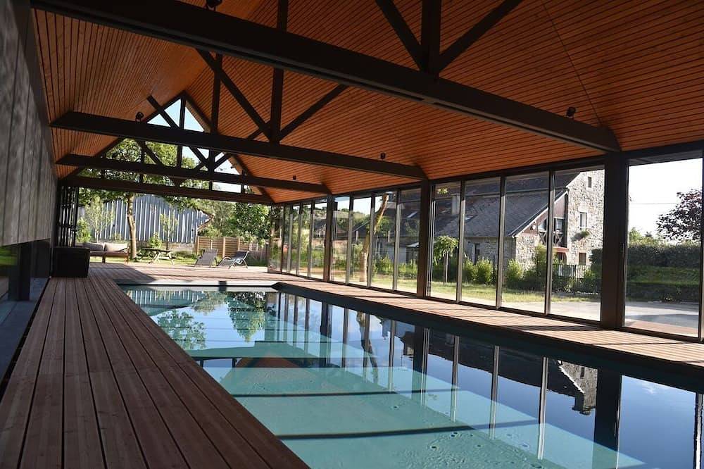 A charming apartment inside an old farm, with swimming pool in Yffiniac, Côte de Goëlo