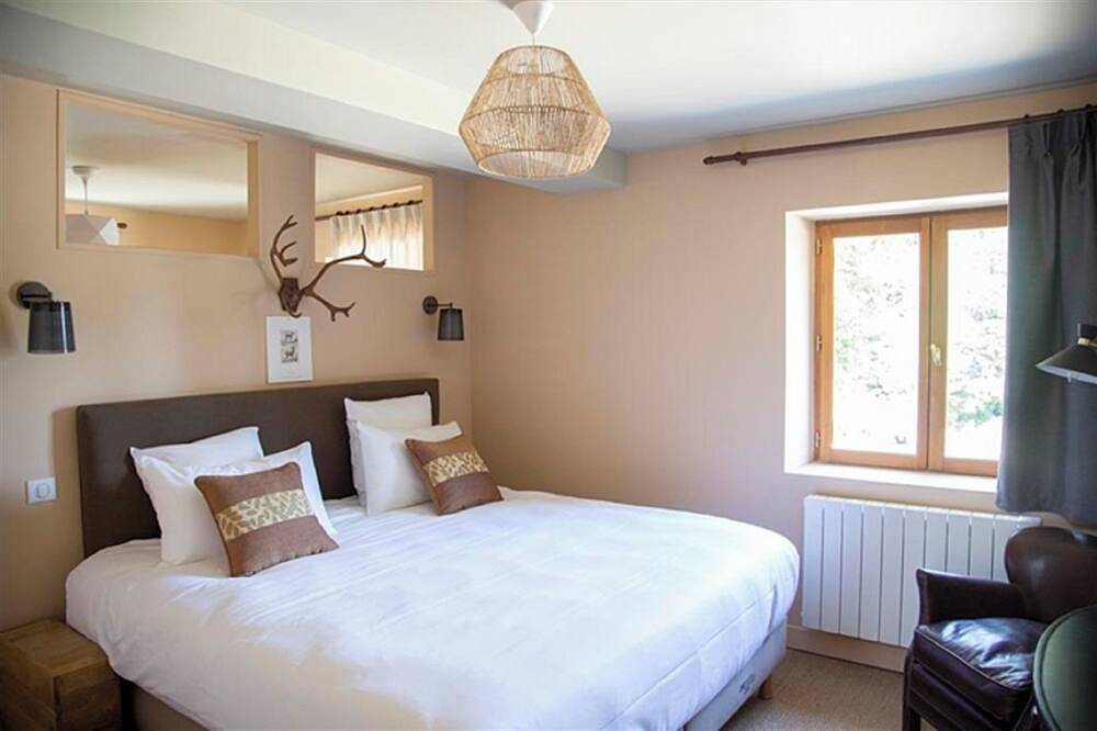 Domaine de Maffliers apartment for up to 8 people. Large Tribe option possible in Maffliers, Val-d'Oise