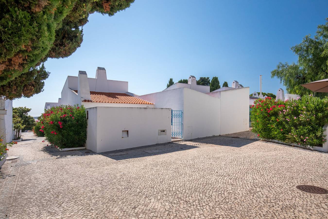 Casa Realengo direkt am Strand und 3 Gemeinschaftspools in Praia da Prainha, Alvor