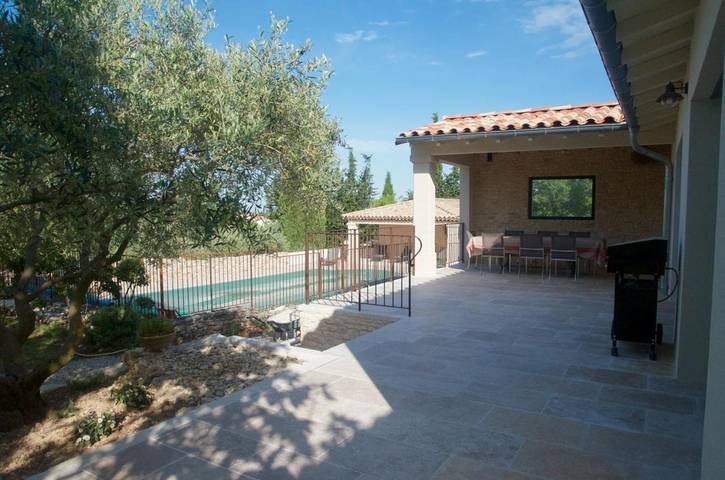 Location de vacances pour 8 personnes, avec piscine ainsi que vue et jardin à La Roque-sur-Pernes - 4