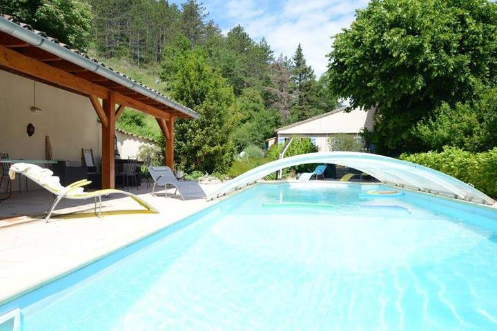 Location de vacances pour 9 personnes, avec Terrasse et Jardin ainsi que Piscine et Vue à Aouste-sur-Sye