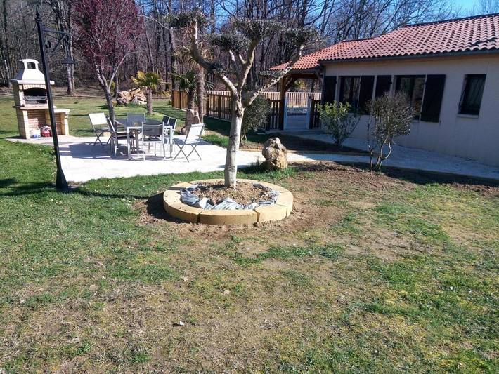 Location de vacances pour 7 personnes, avec Terrasse et Jardin ainsi que Piscine et Vue sur le lac à Peyzac-le-Moustier