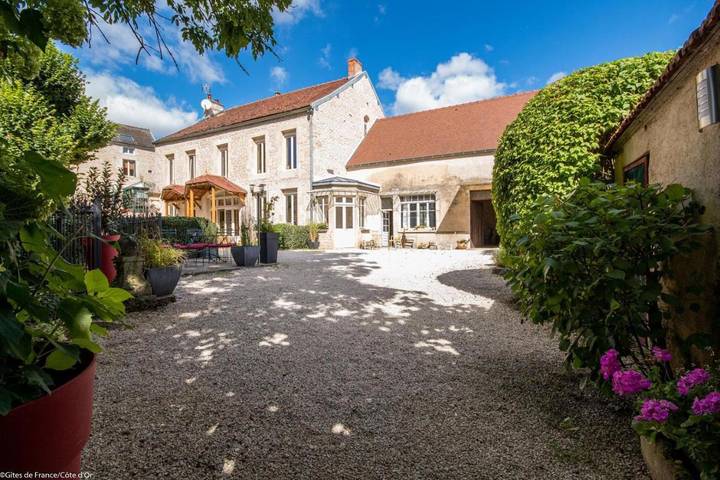 Location de vacances pour 9 personnes, avec jardin et terrasse ainsi que sauna et jacuzzi à Étrochey