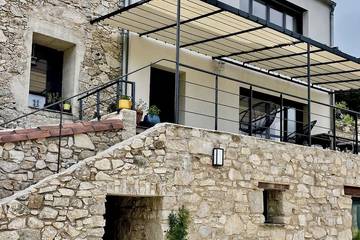 Gîte pour 10 personnes, avec piscine et jardin ainsi que jacuzzi et terrasse à Arphy