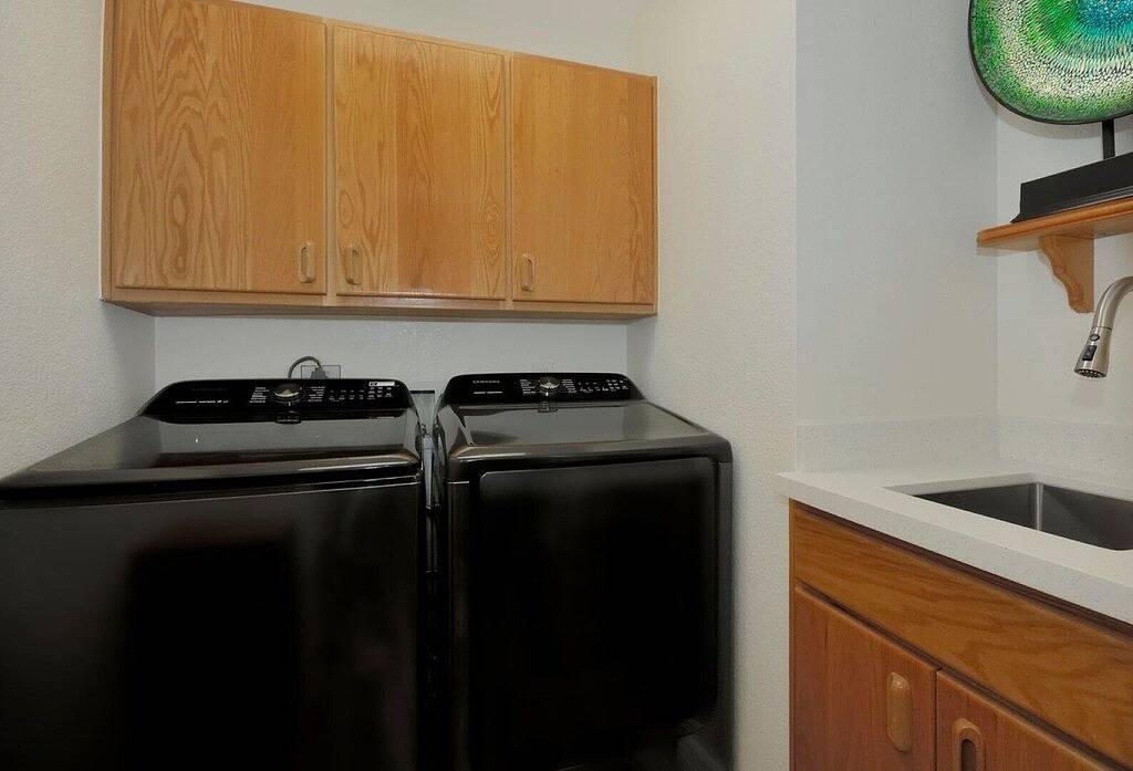 Golfer's Paradise on 7th Tee- \"Welcome, Canadians\" 1600 Sf Spacious Comfortable! in Oak Creek, Oak Creek Canyon