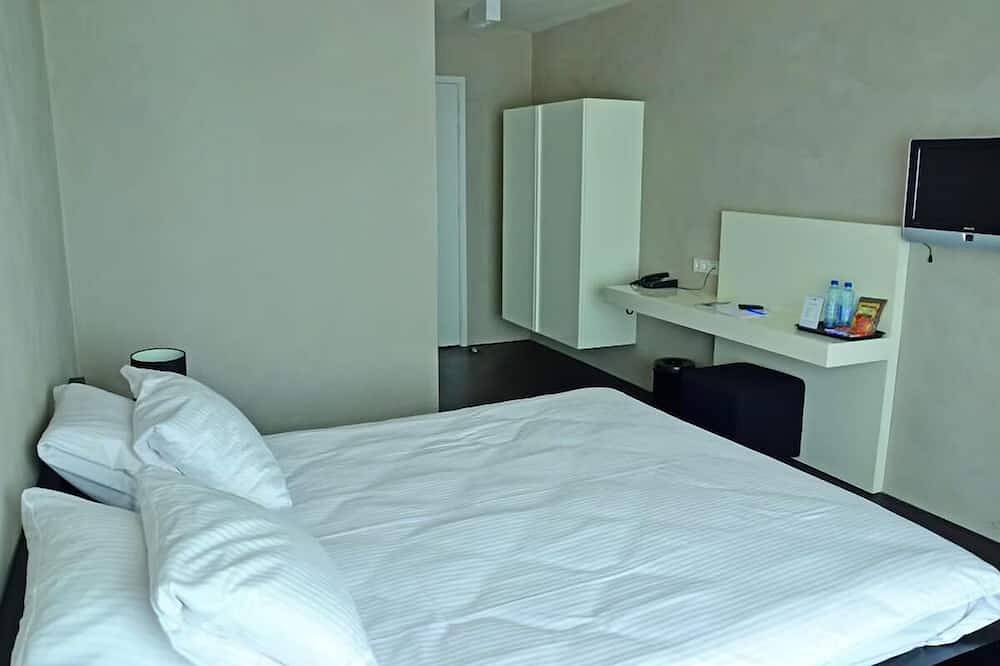 Walk to the Beach from This Tropical Getaway — Free Parking Included in Stadsgewest Haaglanden