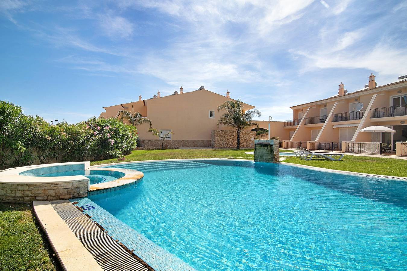 Ganze Wohnung, Ferienwohnung 'Albufeira Townhouse Beach' mit Gemeinschaftspool, Wlan und Klimaanlage in Albufeira, Faro Distrikt