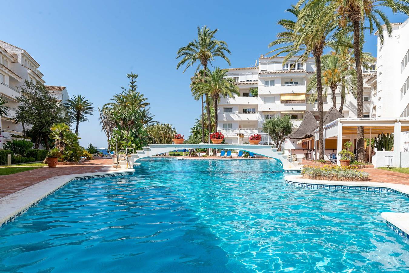 Apartamento entero, Apartamento "Ground floor Marbella on the beach" con piscina, jardín y Wi-Fi in Marbella Este, Marbella