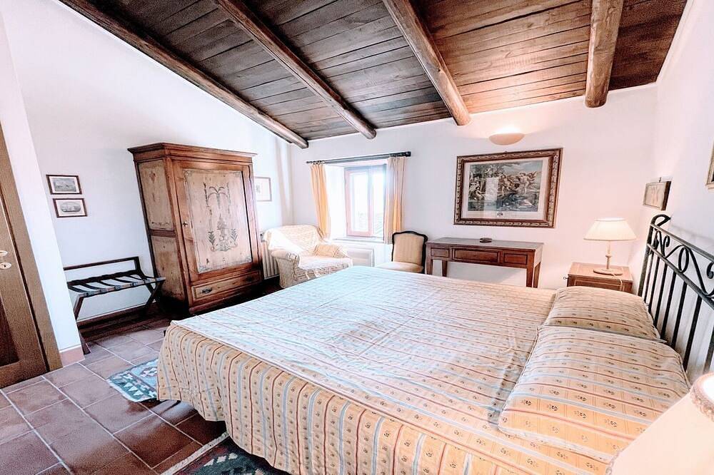 Malerisches Häuschen mit Balkon + Patio / Sitze 4/5 im privaten Dorf in Spoleto, Perugia Provinz