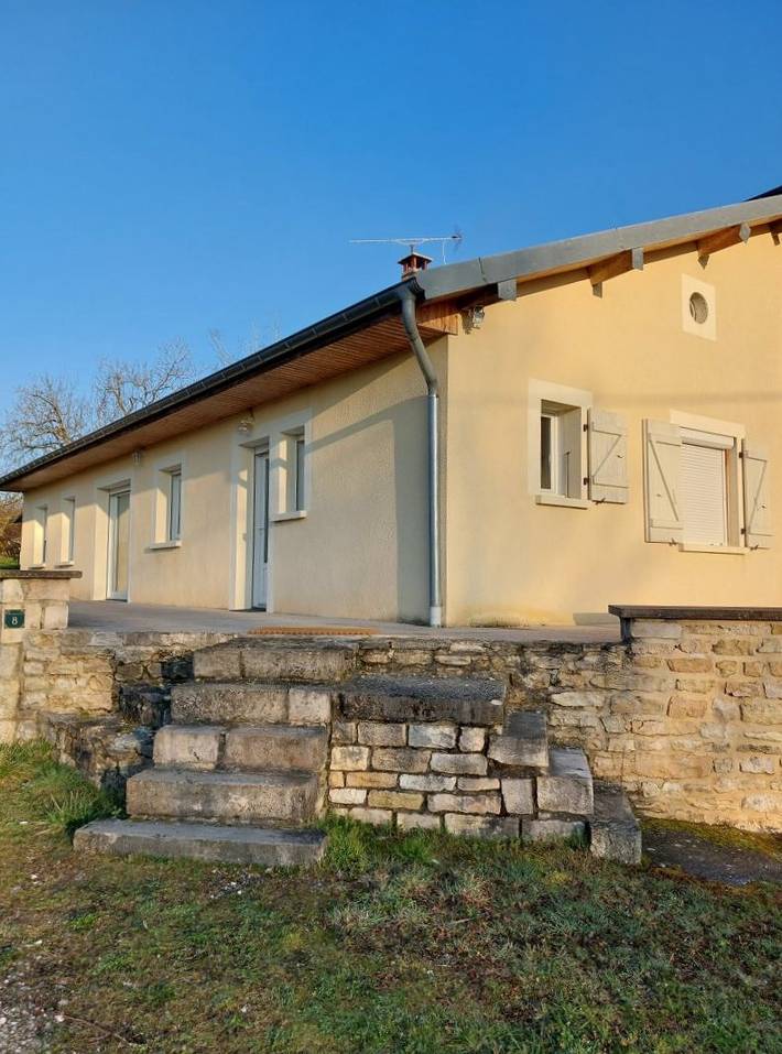 Gîte pour 6 personnes, avec terrasse et jardin