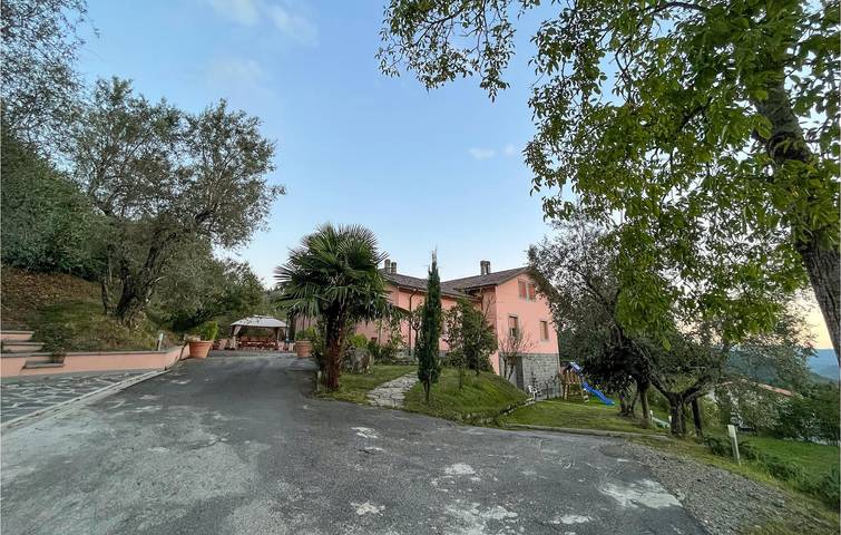 Oasi a bordo piscina a Fivizzano: AC, parcheggio e giardino in Fivizzano, Massa-Carrara