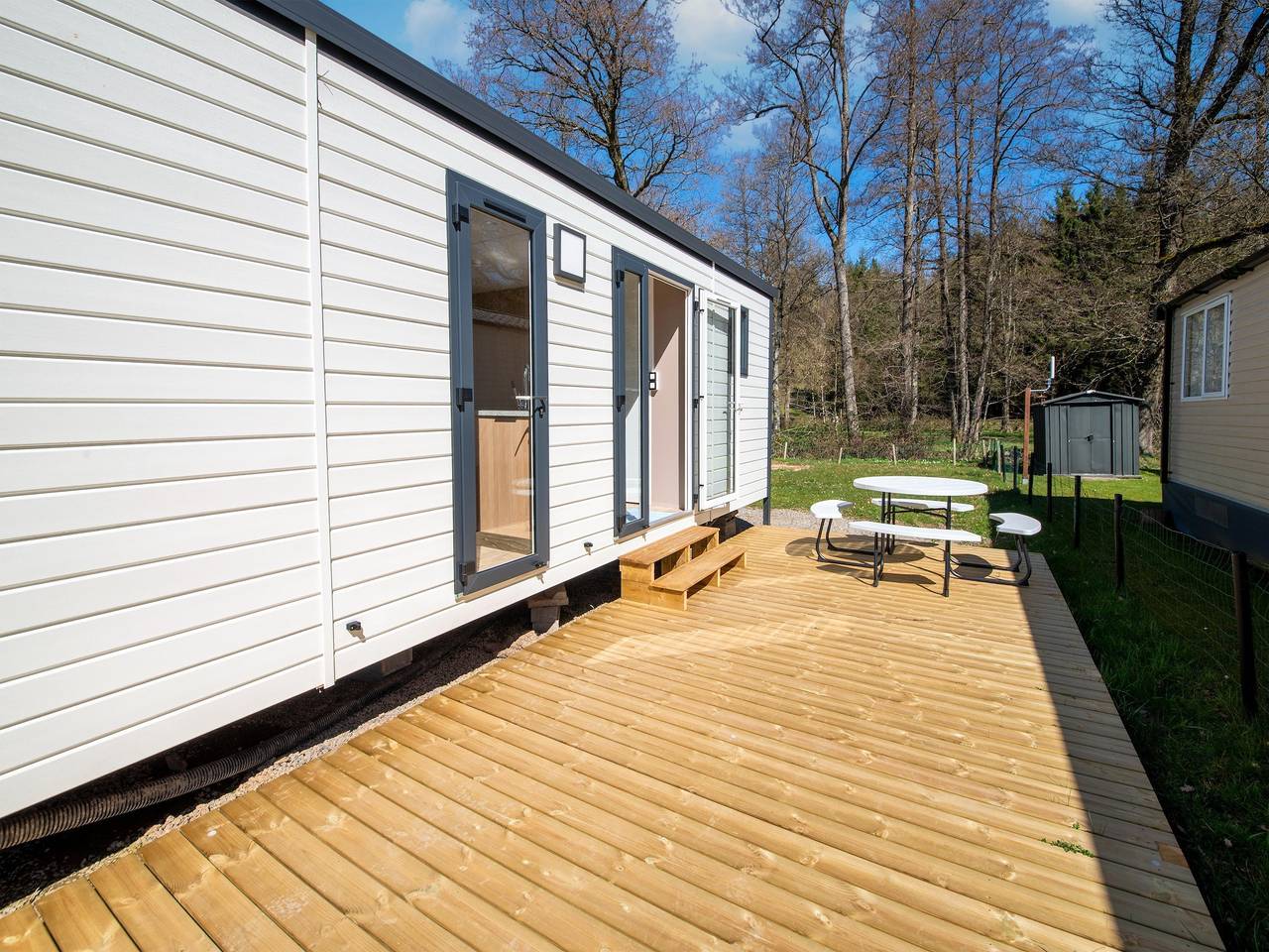 Luxe caravan in Érezée met terras in Amonines, Érezée