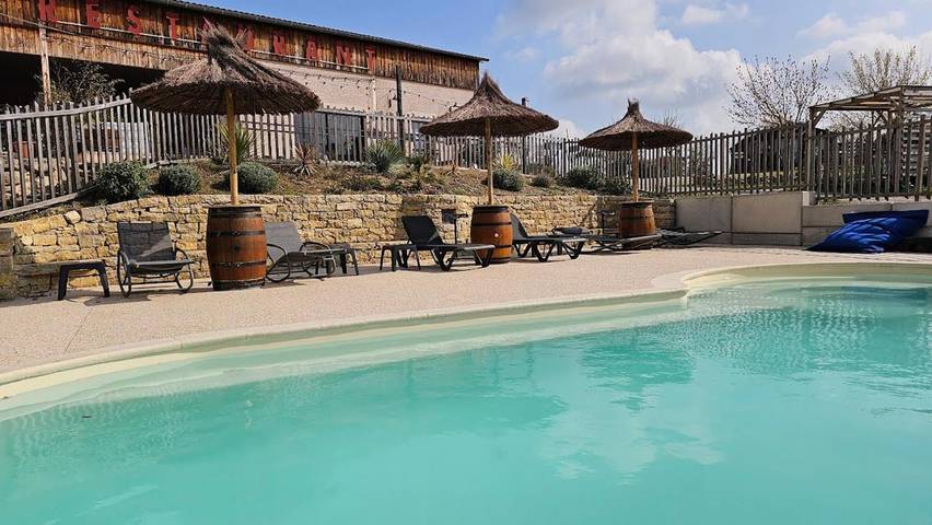 Camping, avec Terrasse ainsi que Jardin et Piscine