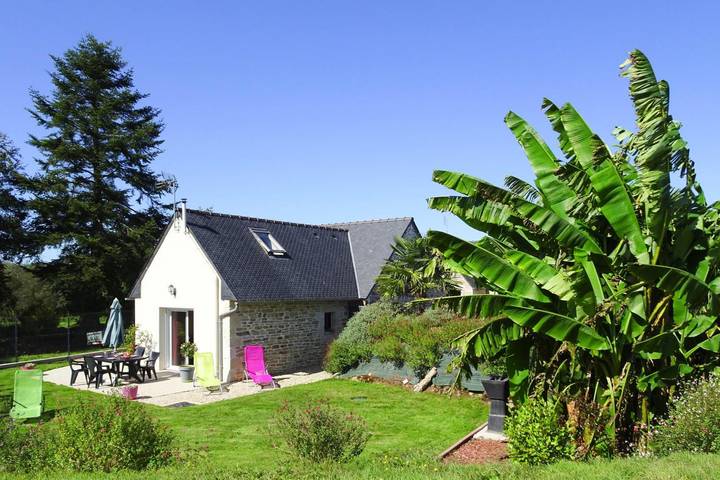 Location de vacances pour 6 personnes, avec Terrasse et Jardin à Guerlesquin