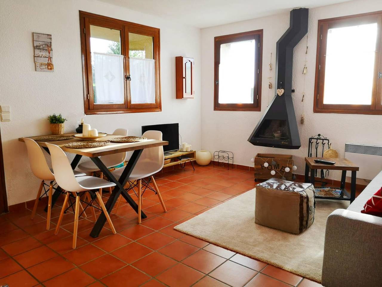 Entire holiday apartment, Ground Floor 1 room Pool, Fireplace & Private Garden in Osséja, Parc naturel régional des Pyrénées catalanes